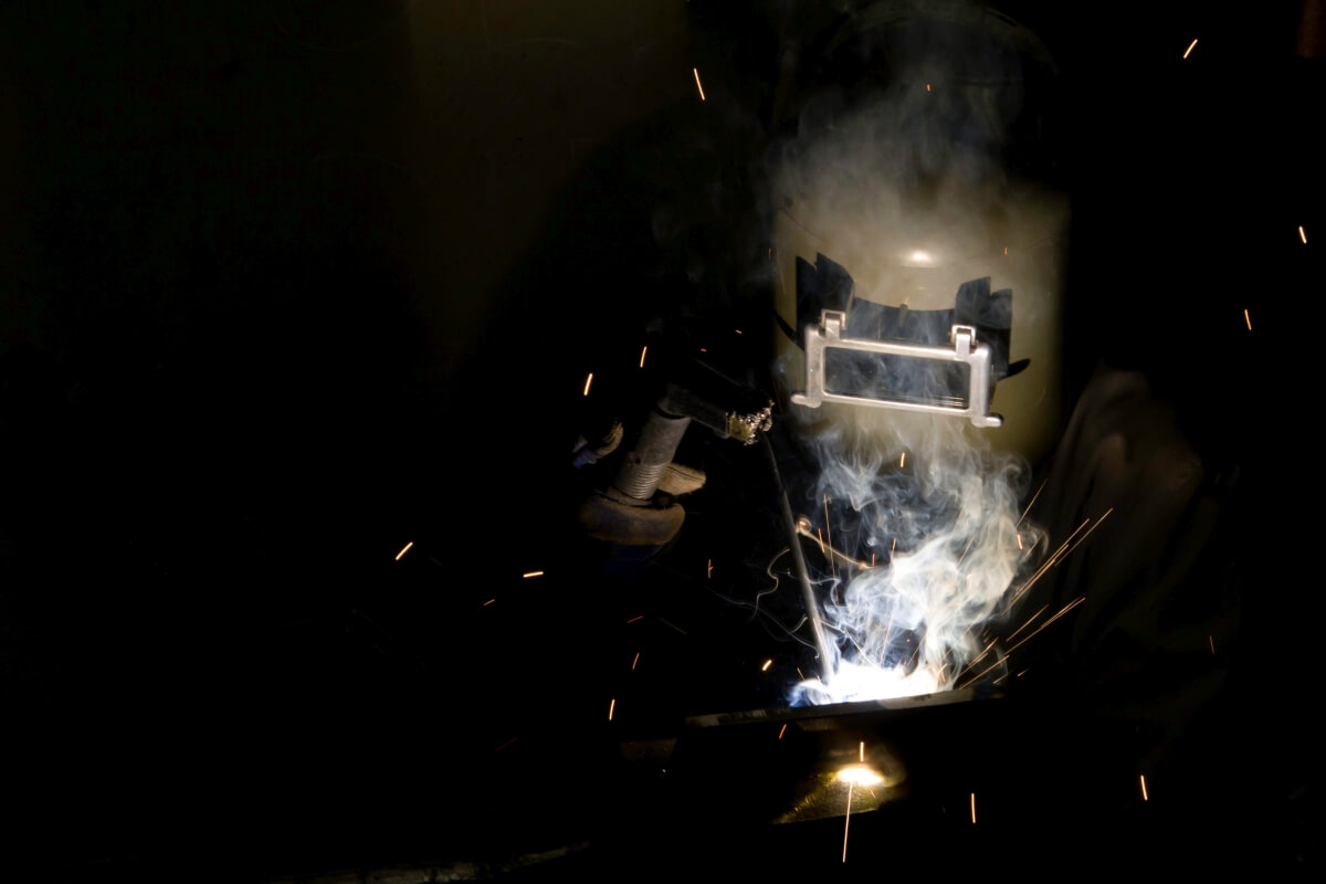 Spawanie w kasku ochronnym podczas prac w przestrzeniach zamkniętych.